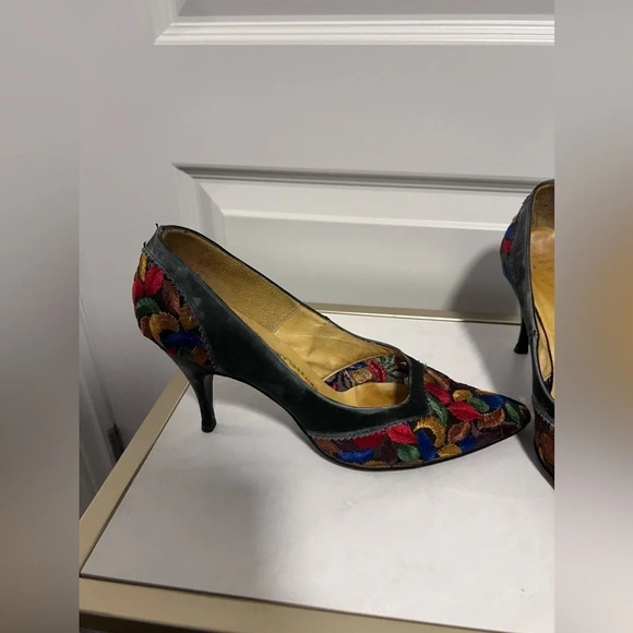 Berne of Switzerland | RARE Vintage Embroidered Pointed Toe Pumps | Size 6 - Picture 5 of 15